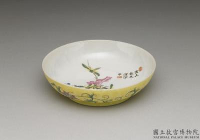 图片[2]-Dish with flower inside a carved yellow exterior in falangcai painted enamels, Qianlong reign (1736-1795), Qing dynasty-China Archive